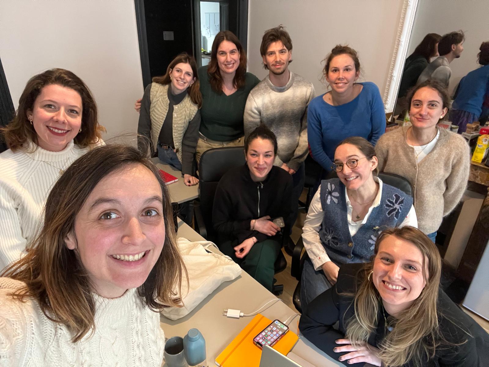 Groupe de participants souriants pendant un parcours sur mesure