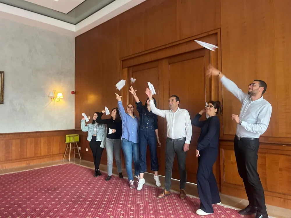 Participants lançant des avions en papier pendant une formation
